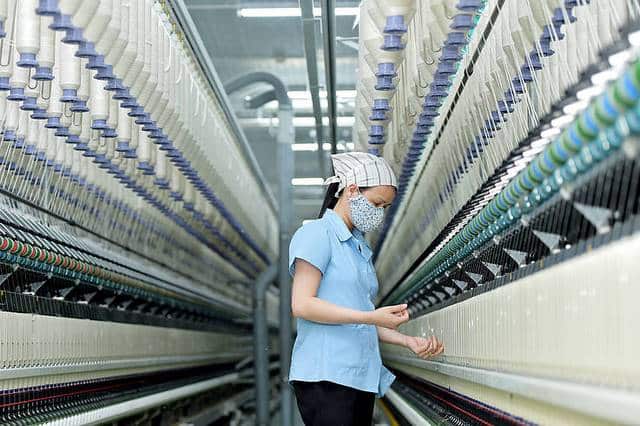 Máy phun sương tạo ẩm công nghiệp có tác dụng làm mát không khí trong xưởng làm việc