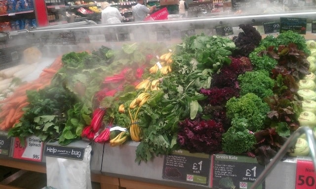 Phun sương tạo ẩm giúp bảo quản rau củ luôn tươi ngon